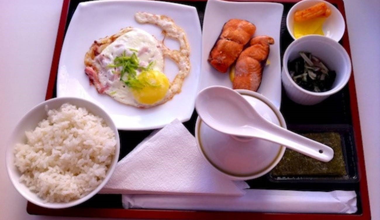 Thưởng thức bữa sáng ở Nhật Bản