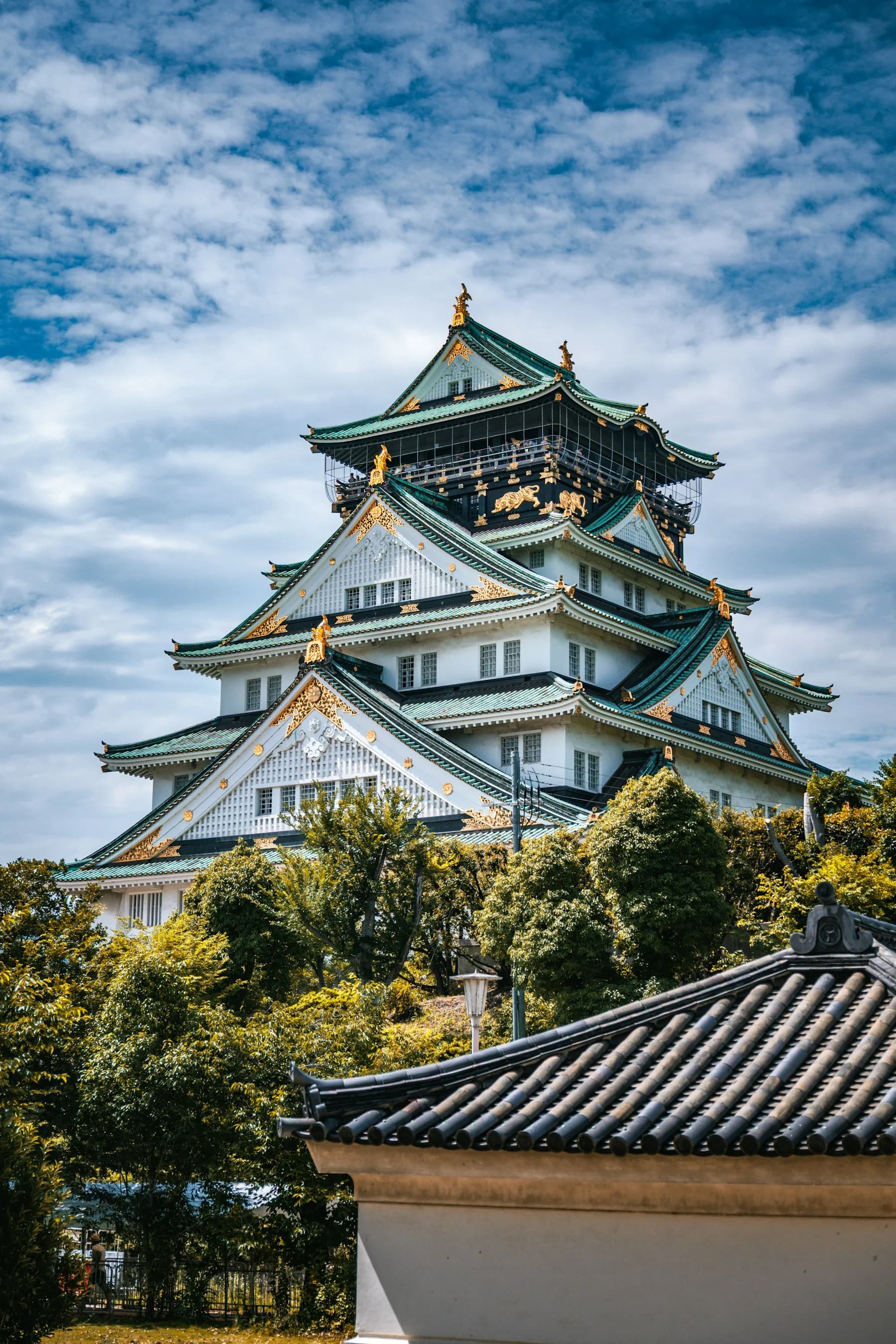 Lâu đài Osaka với mái ngói xanh